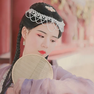 唯美古風(fēng)真人頭像：春色花期帶團扇女生頭像