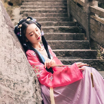 殷紅帶團(tuán)扇女生頭像，唯美古風(fēng)真人頭像