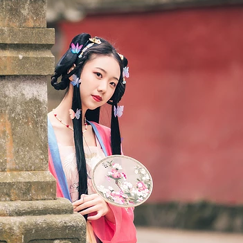 殷紅帶團(tuán)扇女生頭像，唯美古風(fēng)真人頭像