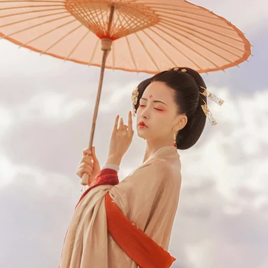 落霞黃昏帶傘女生頭像，唯美古風(fēng)真人頭像