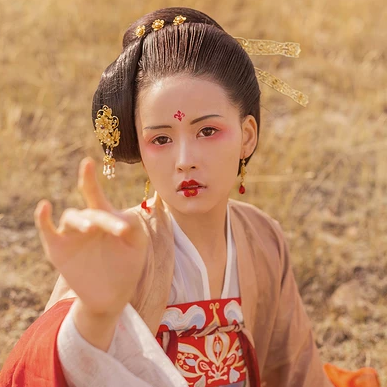 落霞黃昏帶傘女生頭像，唯美古風(fēng)真人頭像