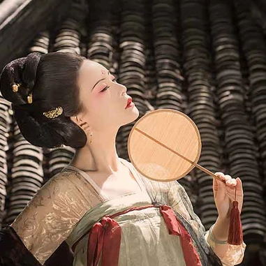 古典紅妝帶團(tuán)扇女生頭像，唯美古風(fēng)真人頭像