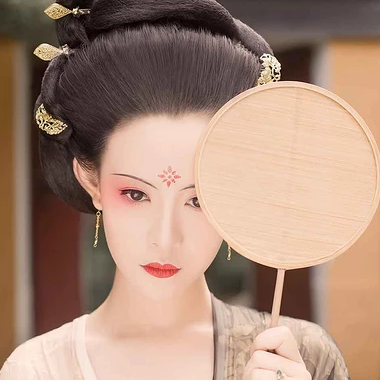 古典紅妝帶團(tuán)扇女生頭像，唯美古風(fēng)真人頭像