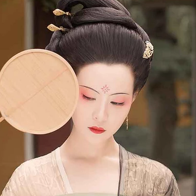 古典紅妝帶團(tuán)扇女生頭像，唯美古風(fēng)真人頭像