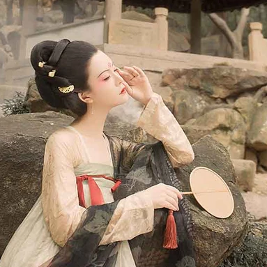 古典紅妝帶團(tuán)扇女生頭像，唯美古風(fēng)真人頭像