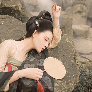 古典紅妝帶團(tuán)扇女生頭像，唯美古風(fēng)真人頭像