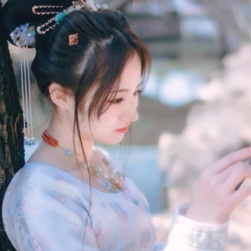 淡雅清新帶團扇女生頭像，唯美古風真人頭像