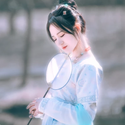 淡雅清新帶團扇女生頭像，唯美古風真人頭像