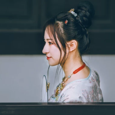 淡雅清新帶團扇女生頭像，唯美古風真人頭像