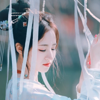 淡雅清新帶團扇女生頭像，唯美古風真人頭像