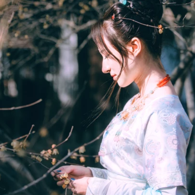 淡雅清新帶團扇女生頭像，唯美古風真人頭像