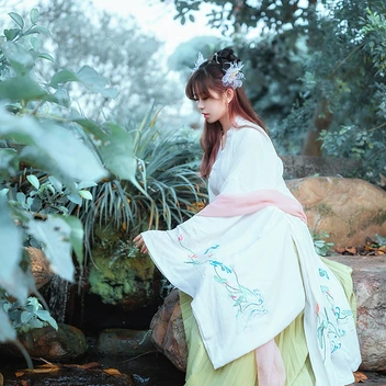 優(yōu)雅花朵帶團(tuán)扇女生頭像，唯美古風(fēng)真人頭像