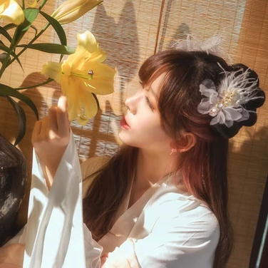 優(yōu)雅花朵帶團(tuán)扇女生頭像，唯美古風(fēng)真人頭像