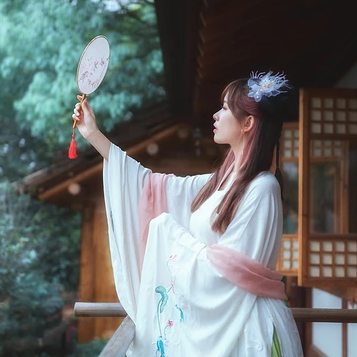 優(yōu)雅花朵帶團(tuán)扇女生頭像，唯美古風(fēng)真人頭像