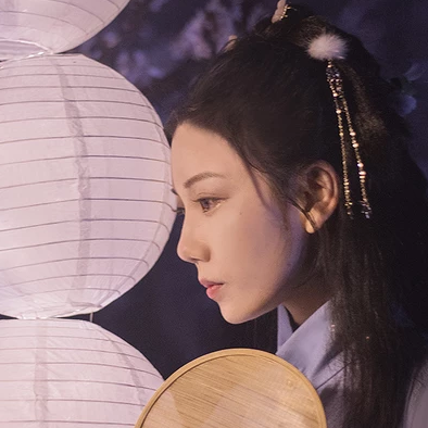 燈下執(zhí)扇女生頭像，唯美古風(fēng)真人頭像