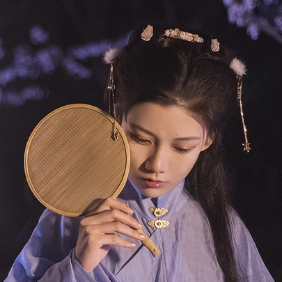 燈下執(zhí)扇女生頭像，唯美古風(fēng)真人頭像