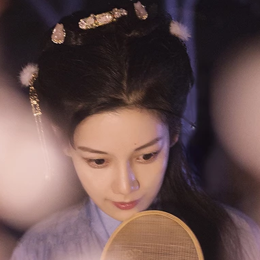 燈下執(zhí)扇女生頭像，唯美古風(fēng)真人頭像