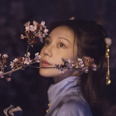 燈下執(zhí)扇女生頭像，唯美古風(fēng)真人頭像