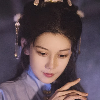 燈下執(zhí)扇女生頭像，唯美古風(fēng)真人頭像