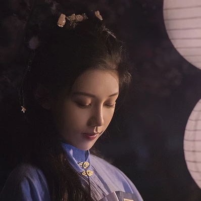 燈下執(zhí)扇女生頭像，唯美古風(fēng)真人頭像