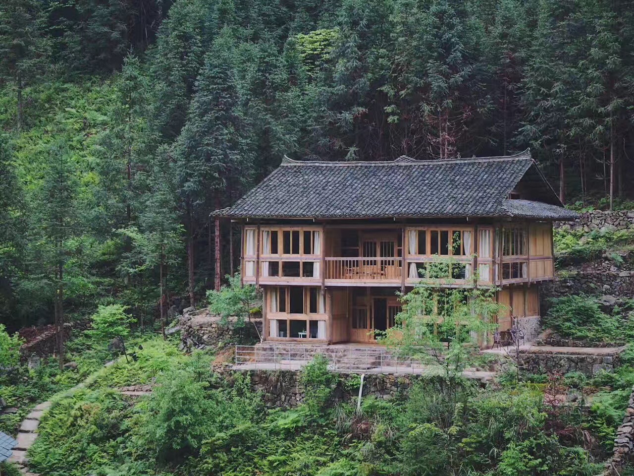 貴州·群山之心，因?yàn)閴粝胨行羷诮韵矏? src="/wenxue/d/file/bigpic/190404/04/13-1P402144156-51.jpg" style="height: 600px; width: 800px;" / data-xPGs="kqUzUy"></p>
<p data-Qibb="T1FjbS">
	　　像所有功德圓滿的故事一樣，我的群山之心，終于在6年后，出現(xiàn)在大家面前。</p>
<p data-bDzD="b3WhU4">
	　　真像是自己寫了一首6年的長詩啊!完工的那一刻，我忍不住感嘆。<br / data-yTJC="NIGxUV">
	<img alt=