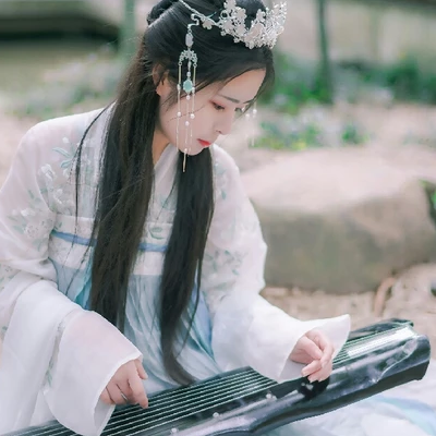 詩意琴女女生頭像，唯美古風(fēng)真人頭像