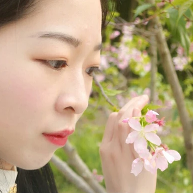 花開帶折扇女生頭像，唯美古風(fēng)真人頭像