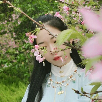 花開帶折扇女生頭像，唯美古風(fēng)真人頭像