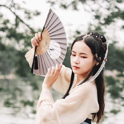 柳絮飄揚(yáng)帶折扇女生頭像，唯美古風(fēng)真人頭像