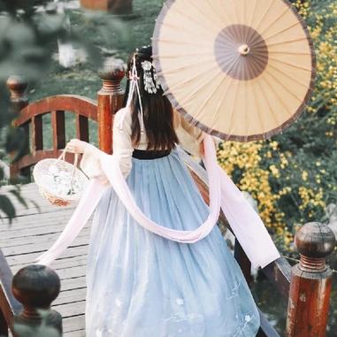 柳絮飄揚(yáng)帶折扇女生頭像，唯美古風(fēng)真人頭像