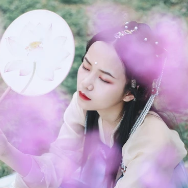 柳絮飄揚(yáng)帶折扇女生頭像，唯美古風(fēng)真人頭像