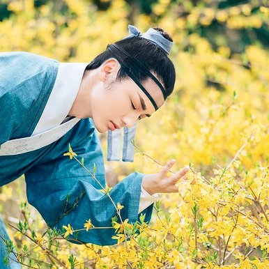 書生賞花游玩男生頭像，唯美古風(fēng)真人頭像