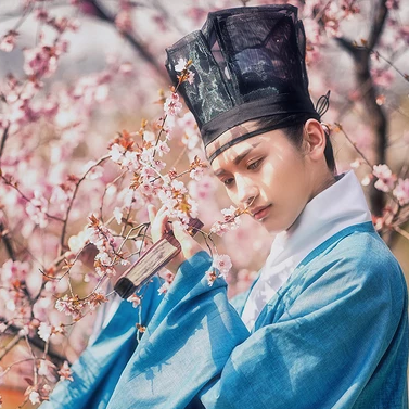 書生賞花游玩男生頭像，唯美古風(fēng)真人頭像