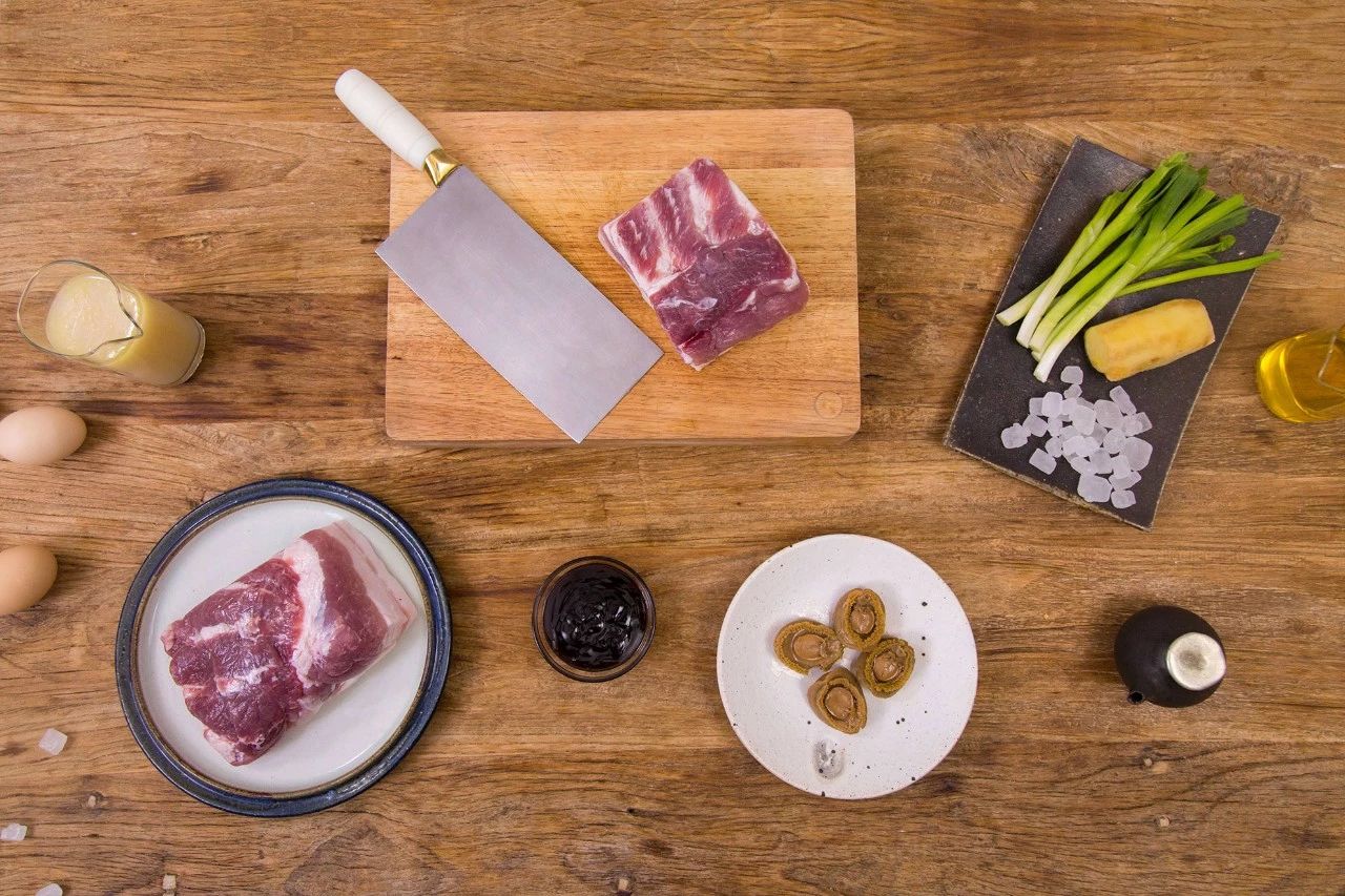 響當當?shù)奈宓烂朗匙龇ǎ褐袊俗類鄣南嘛埐耍? src="/wenxue/d/file/bigpic/190404/04/13-1P40P93039.gif" style="height: 534px; width: 800px;" / data-2Pce="T9OP7w"></p>
<p data-Svtj="A6WstD">
	　　中國人的飯桌上，什么時候都少不了幾道下飯的硬菜：獅子頭、松鼠桂魚、回鍋肉、紅棗煨肘、豉汁炒蛤蜊&hellip;&hellip;</p>
<p data-PFn1="AaWMWH">
	　　這些響當當?shù)拇蟛耍约撼院芟嘛?，請人吃也有面子?/p>
<p data-GJFU="leuulD">
	　　今天，我們請來了幾位大師傅，其中不乏掌勺超過30年的國家特級廚師，請他們傳授幾招秘訣，教我們如何選用最得當?shù)氖巢?，花最少的時間、用最簡單的技巧，燒出厲害的下飯菜。</p>
<h2 data-sqJn="icMe95">
	獅子頭</h2>
<p data-tsyU="jftCqr">
	　　淮揚菜有&ldquo;東南第一佳味，天下之至美&rdquo;的贊譽，我們給大家介紹的第一道大菜，就是淮揚名菜&mdash;&mdash;獅子頭，由國家特級廚師高曉生掌勺。</p>
<p data-5p1V="MokvUG">
	　　做得好的獅子頭，肉質細嫩，口感松軟，吃的時候甚至不能用筷子夾，要用羹勺舀才不會碎。<br / data-XbFk="L84WKe">
	<img alt=