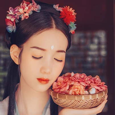 清新精致帶團(tuán)扇女生頭像，唯美古風(fēng)真人頭像