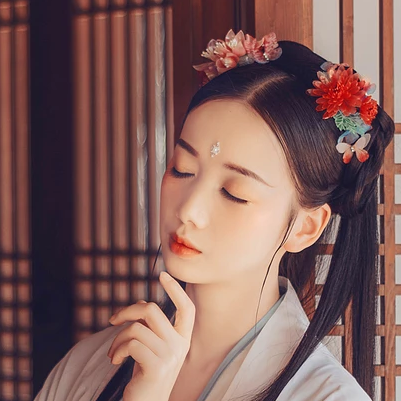 清新精致帶團(tuán)扇女生頭像，唯美古風(fēng)真人頭像