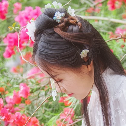 繁花盛開帶團扇女生頭像，唯美古風真人頭像