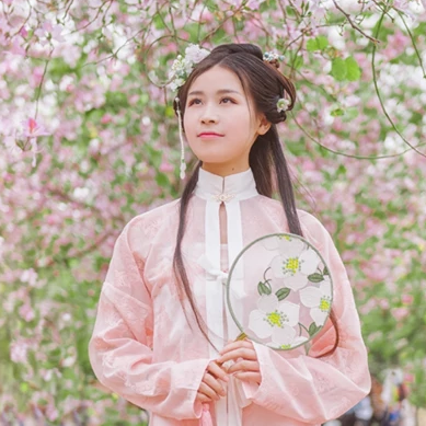 繁花盛開帶團扇女生頭像，唯美古風真人頭像