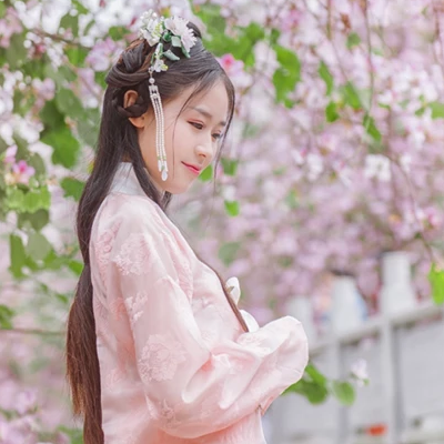 繁花盛開帶團扇女生頭像，唯美古風真人頭像