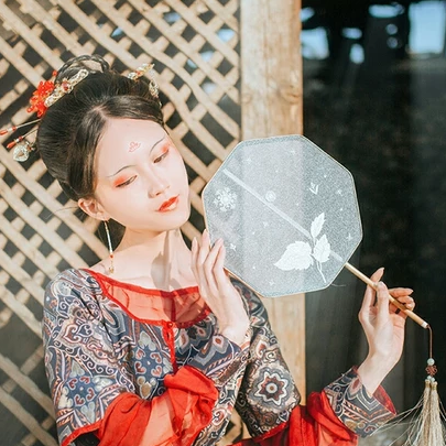 枯枝秋意帶團(tuán)扇女生頭像，唯美古風(fēng)真人頭像