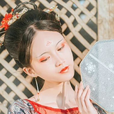 枯枝秋意帶團(tuán)扇女生頭像，唯美古風(fēng)真人頭像