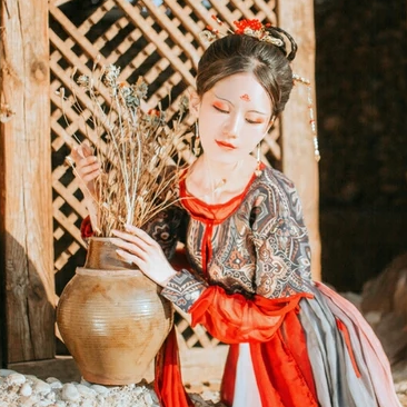 枯枝秋意帶團(tuán)扇女生頭像，唯美古風(fēng)真人頭像