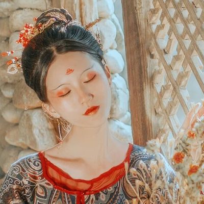 枯枝秋意帶團(tuán)扇女生頭像，唯美古風(fēng)真人頭像