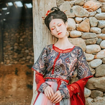 枯枝秋意帶團(tuán)扇女生頭像，唯美古風(fēng)真人頭像