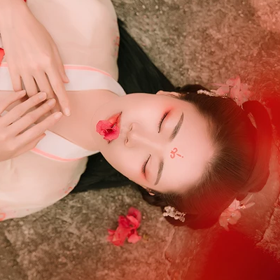 花間佳人帶傘女生頭像，唯美古風真人頭像