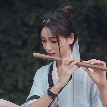 瀟灑霸氣帶兵器女生頭像，唯美古風(fēng)真人頭像