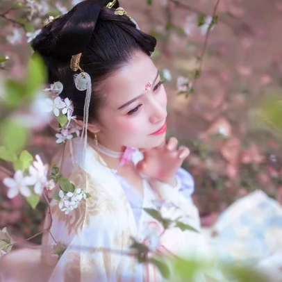 繁花浪漫帶團(tuán)扇女生頭像，唯美古風(fēng)真人頭像