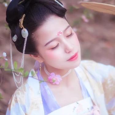 繁花浪漫帶團(tuán)扇女生頭像，唯美古風(fēng)真人頭像