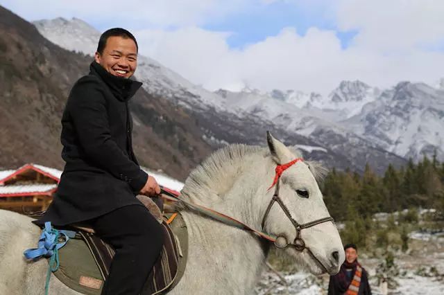 光和云朵·雪寶頂，喂馬劈柴看盡四季繁華