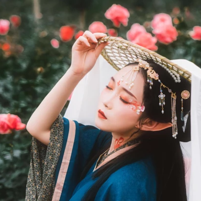 花間賞花女生頭像，唯美古風(fēng)真人頭像